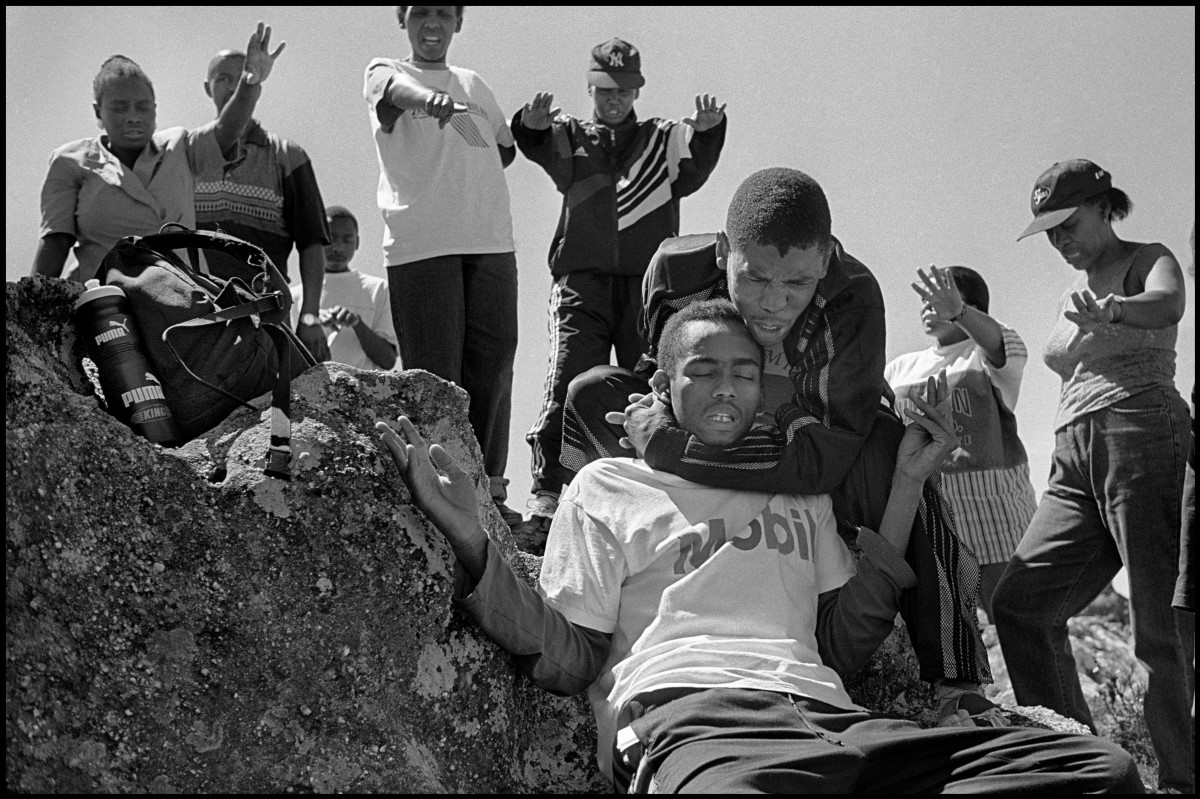 I over 27 år har Opprann fotografert en rekke ulike motiver av mennesker fra forskjellige kulturer. Her har han fotografert en djevelutryddelse på Table Mountain, et fjell i Cape Town i Sør-Afrika