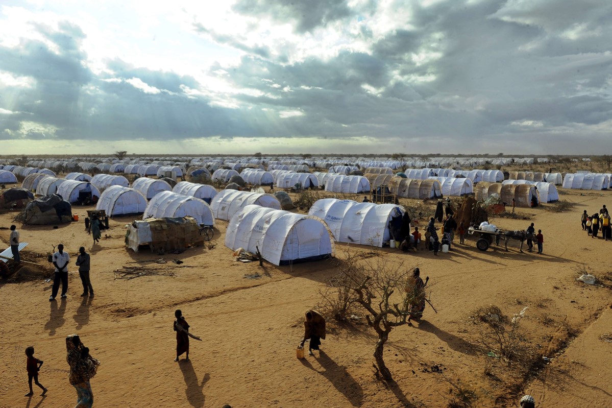 Dadaab-leieren er blant de største og eldste i verden.
Leieren ble etablert i 1991 
Vertslandet er Kenya 
Befolkning er 350 000 flyktninger (flest fra Somalia)
Kilde: FN 
