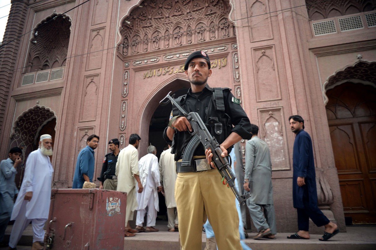 En politimann står vakt foran en moske under årets Id-feiring i Peshawar 2019. Foto: Umar Qayyum