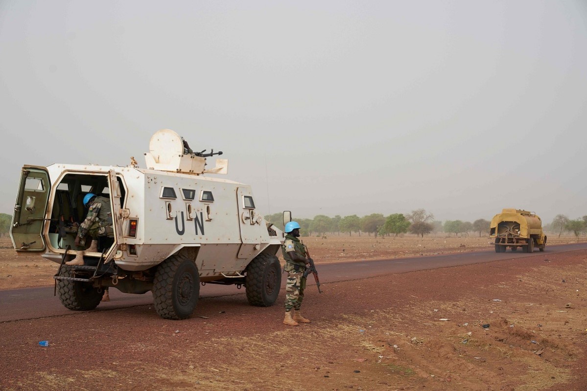 FN-soldater fra Togo på patrulje langs vei i Mali