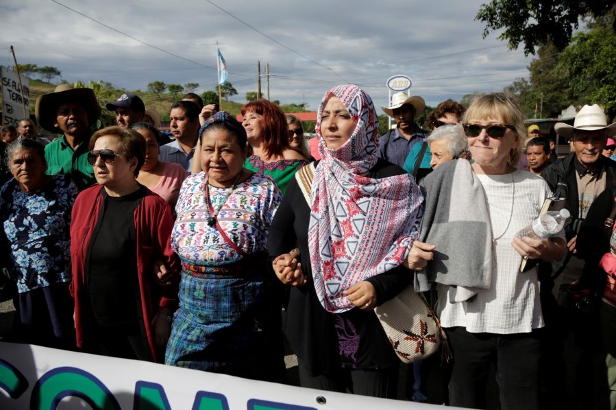 Nobelprisvinnere under en demonstrasjon i Guatemala. Fra venstre Shirin Ebadi, Rigoberta Menchu Túm, Tawakkol Karman og Jody Williams. 