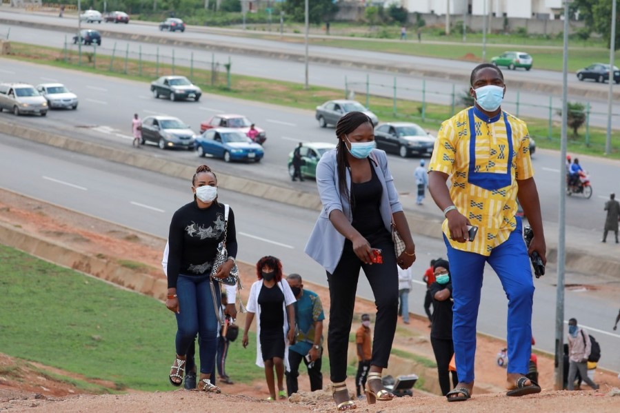 Folk går på vei tilbake til jobb i Abuja, Nigeria, 4. mai 2020 etter korona-nedstengning