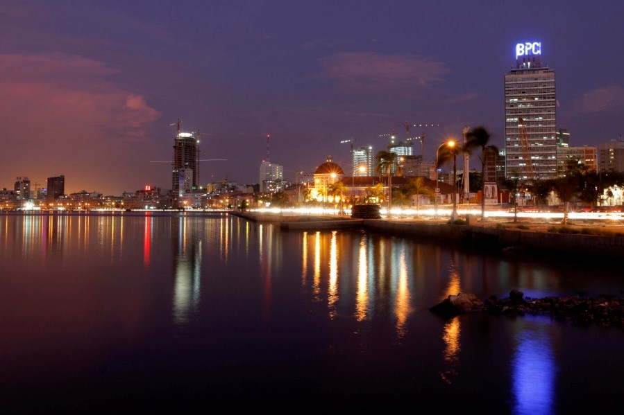 Luanda, waterfront om natta, høyhus. NTB