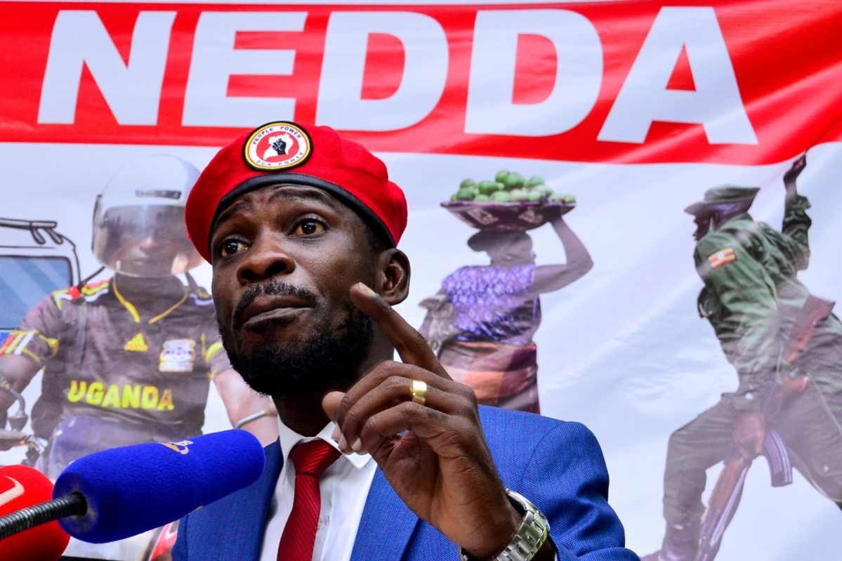 Bobi Wine snakker på et politisk arrangement 