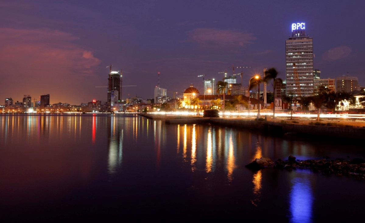 Ti år med stadig økende oljeproduksjon og høye oljepriser har gitt milliardinntekter til Angola og omdannet hovedstaden Luanda, der stadig nye høyhus skyter opp.  Foto: Mike Hutchings / Reuters / NTB scanpix