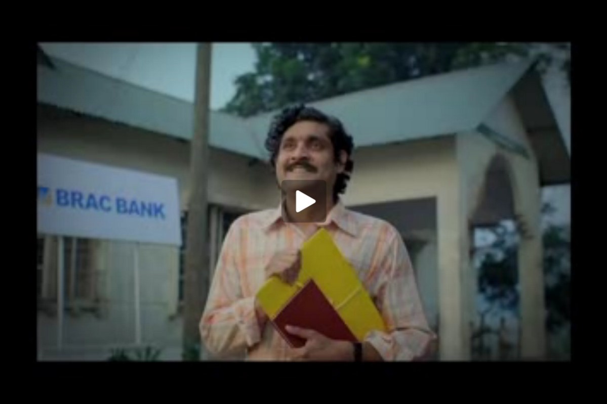 BRAC Bank er en av de raskest voksende bankene i Bangladesh. Den retter seg særlig mot små og mellomstore bedrifter. Bildet fra en av bankens reklamefilmer. Denne mannen har nettopp sikret seg lån til å bygge en vindmølle i landsbyen sin.