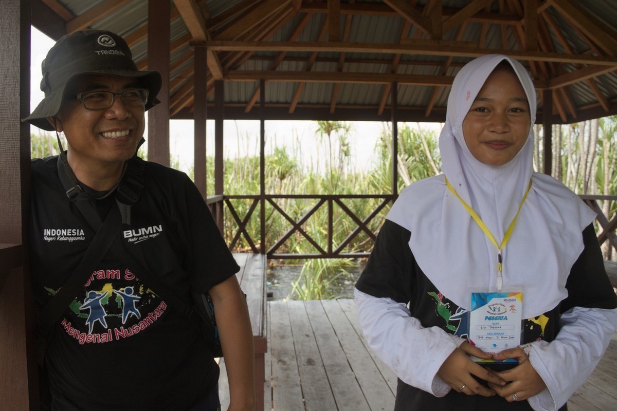 Elev Elsa Paradilo og læreren dr. Sofyan under besøk i nasjonalpark i Central Kalimantan, Indonesia