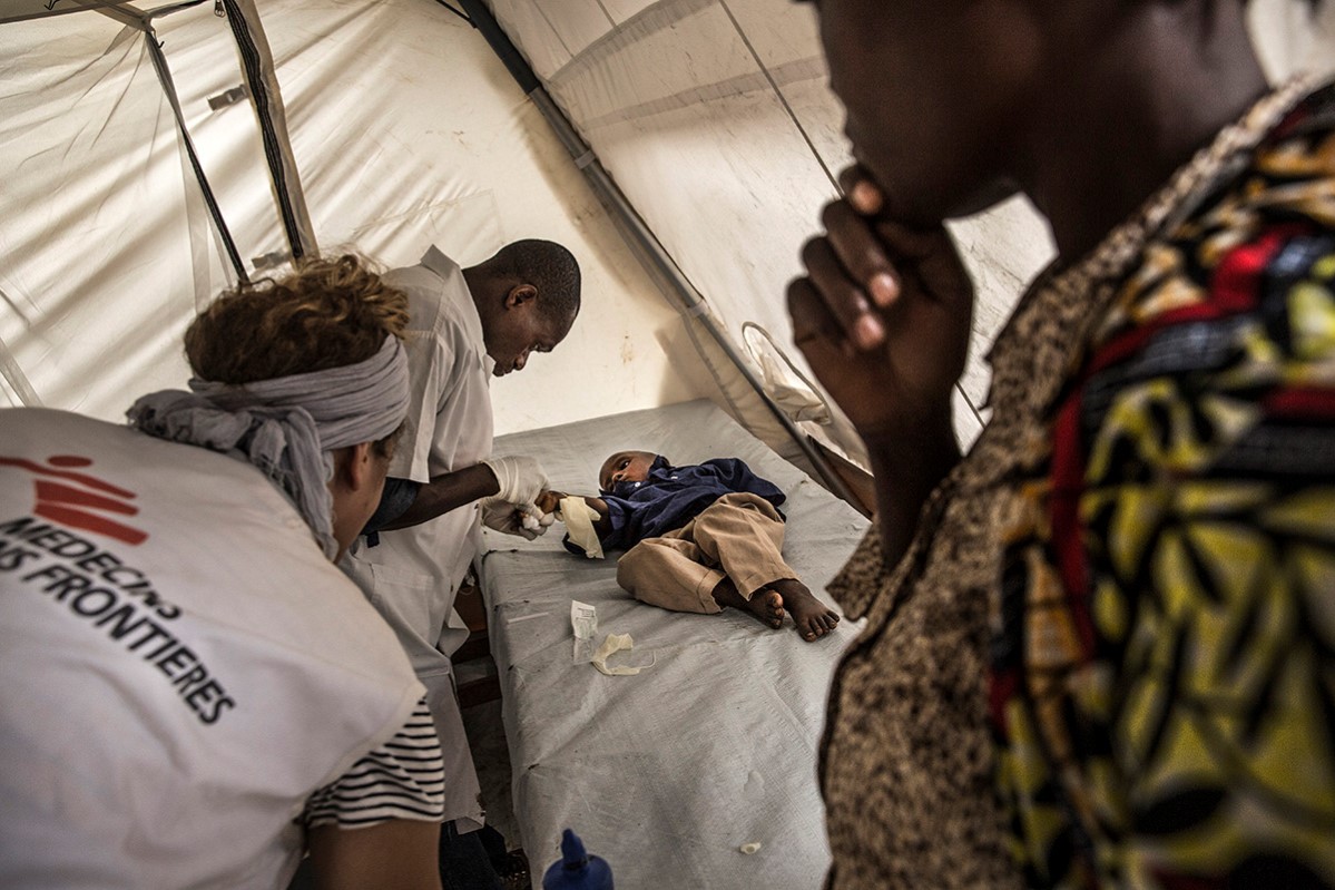 Child, Cholera, Cholera Treatment Centre, Democratic Republic of Congo, Epidemic, Medical Action, Mother, Mother & Child, MSF Logo