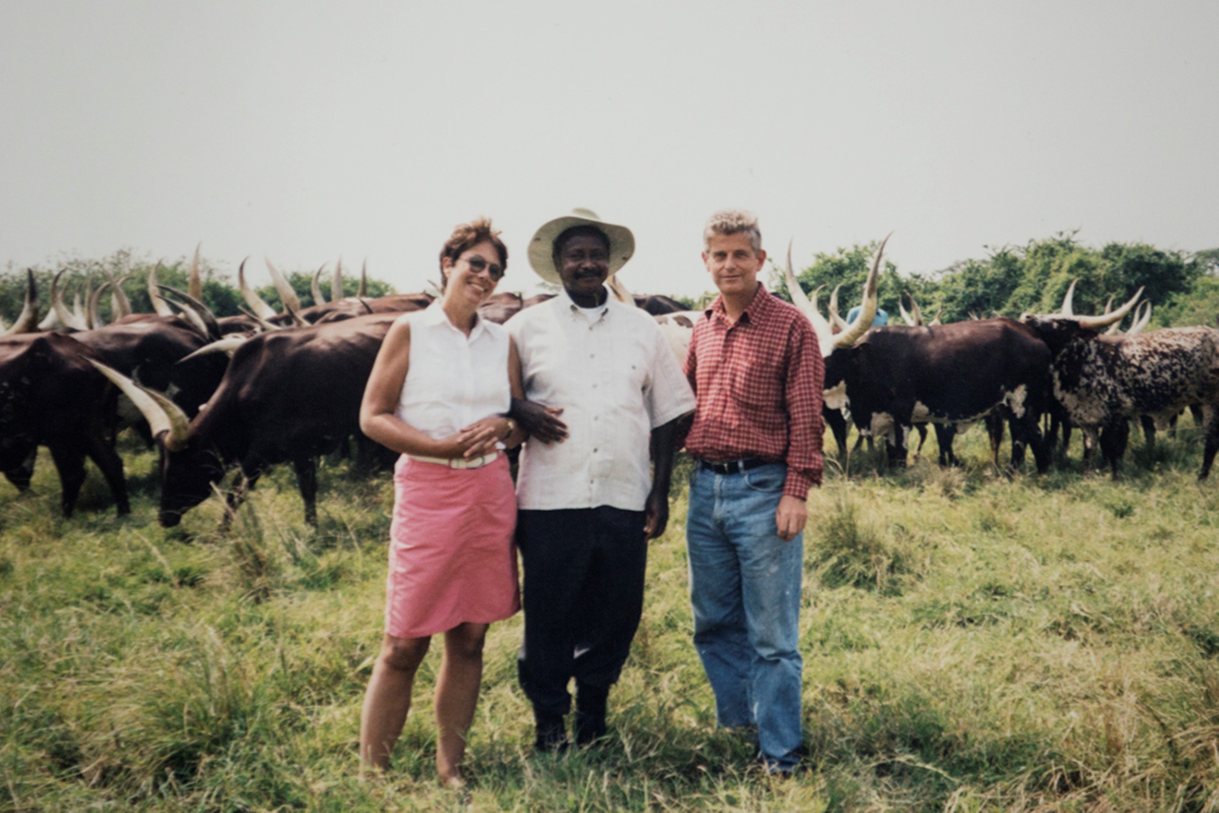 Arild Øyen med kona Kirsti Gjertrud Øyen og Ugandas president Yoweri Museveni.  FOTO: Privat