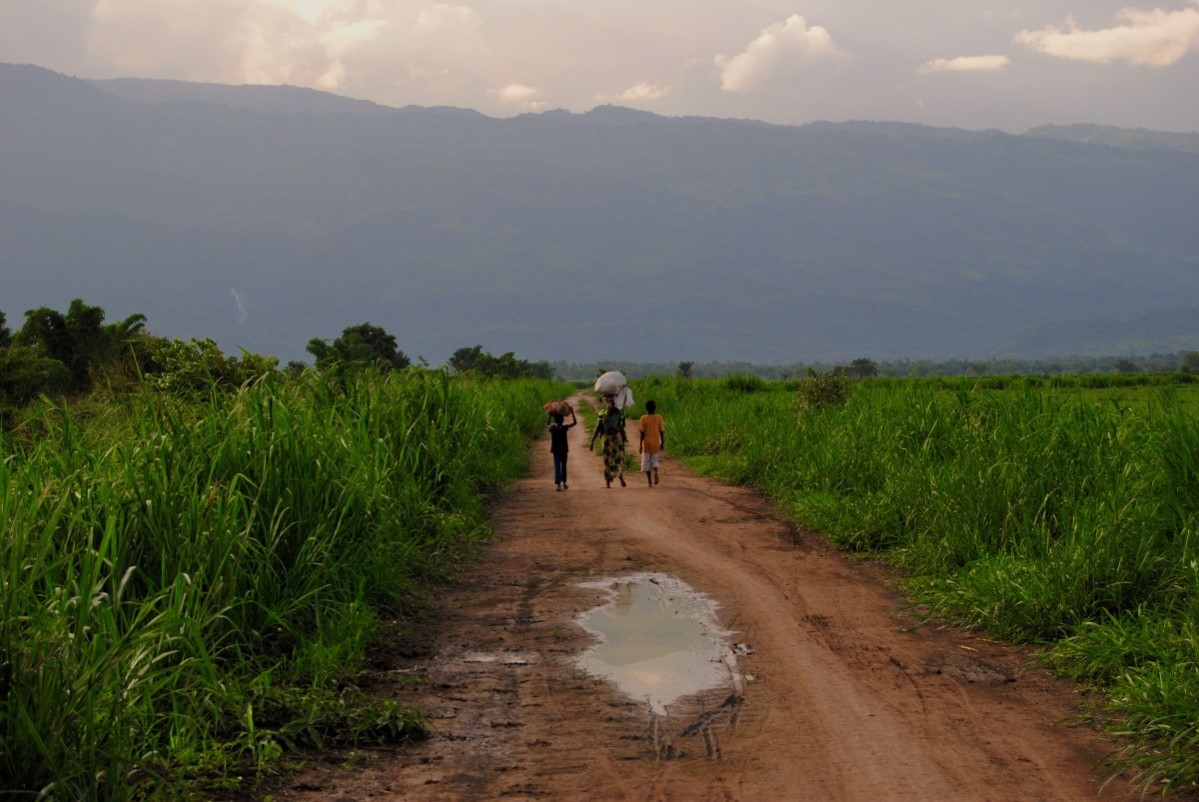 Familie går langs vei i Kilomberodalen i Tanzania