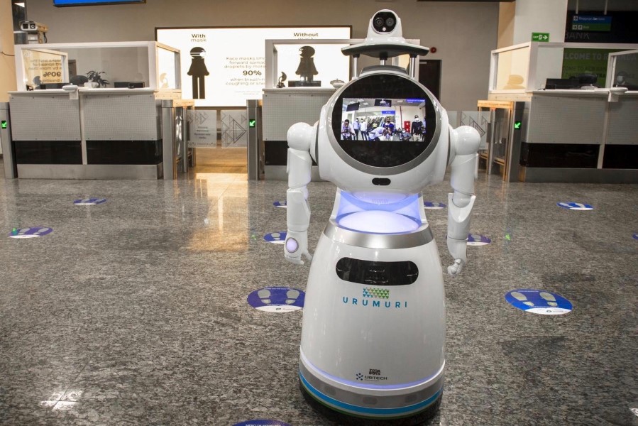 Robot på Kigali flyplass. Foto: WHO
