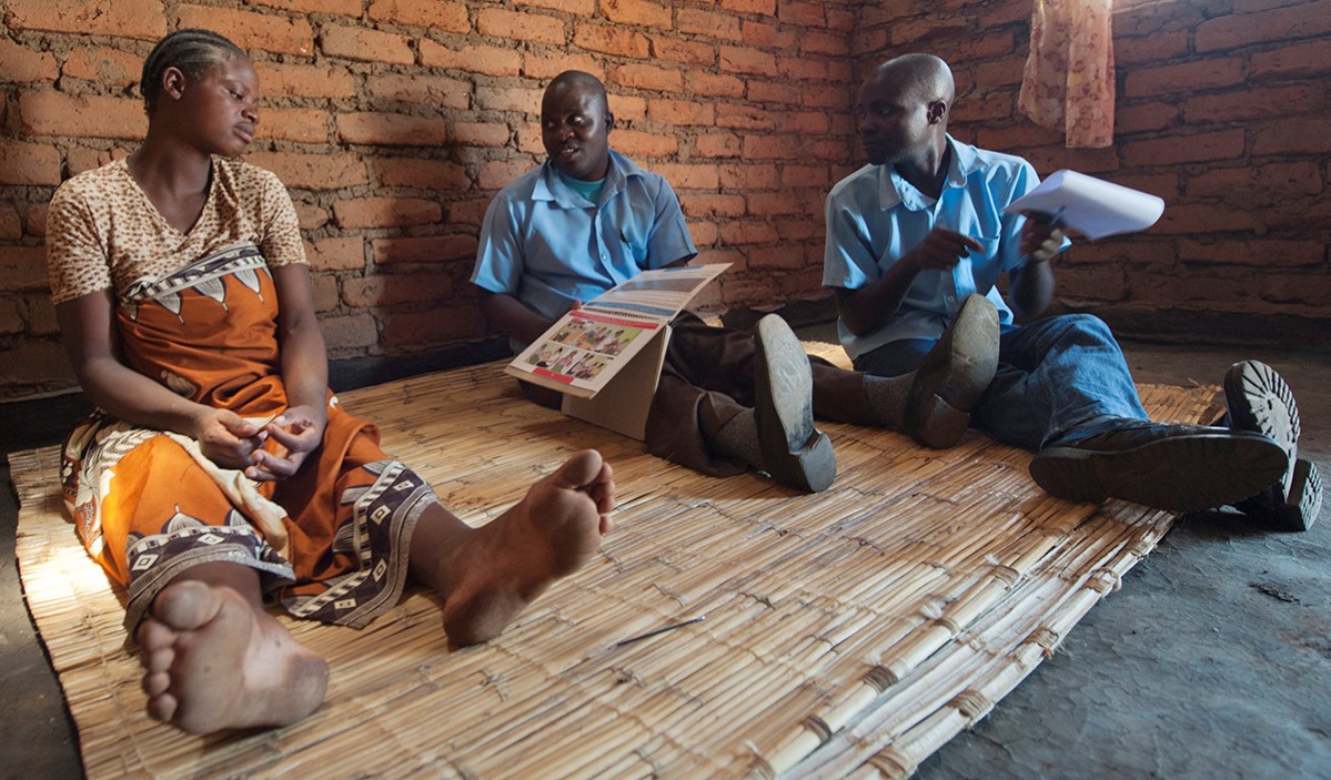 Bildet er levert Bistandsaktuelt og kan brukes i hht avtale.
Foto:
Ken Opprann,
Helgesensgate 10,
0553 Oslo
mob: 90 74 61 50
e-post: kenopprann@hotmail.com  Malawi, helsesenter, Health Surveillence Assistant (HSA), barn, vaksine, helse, barnedødlighet