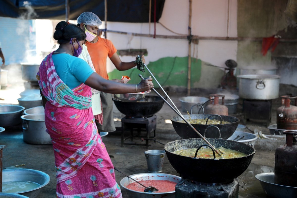 Frivillige som lager mat under covid-krisa i Kolkata, India. 