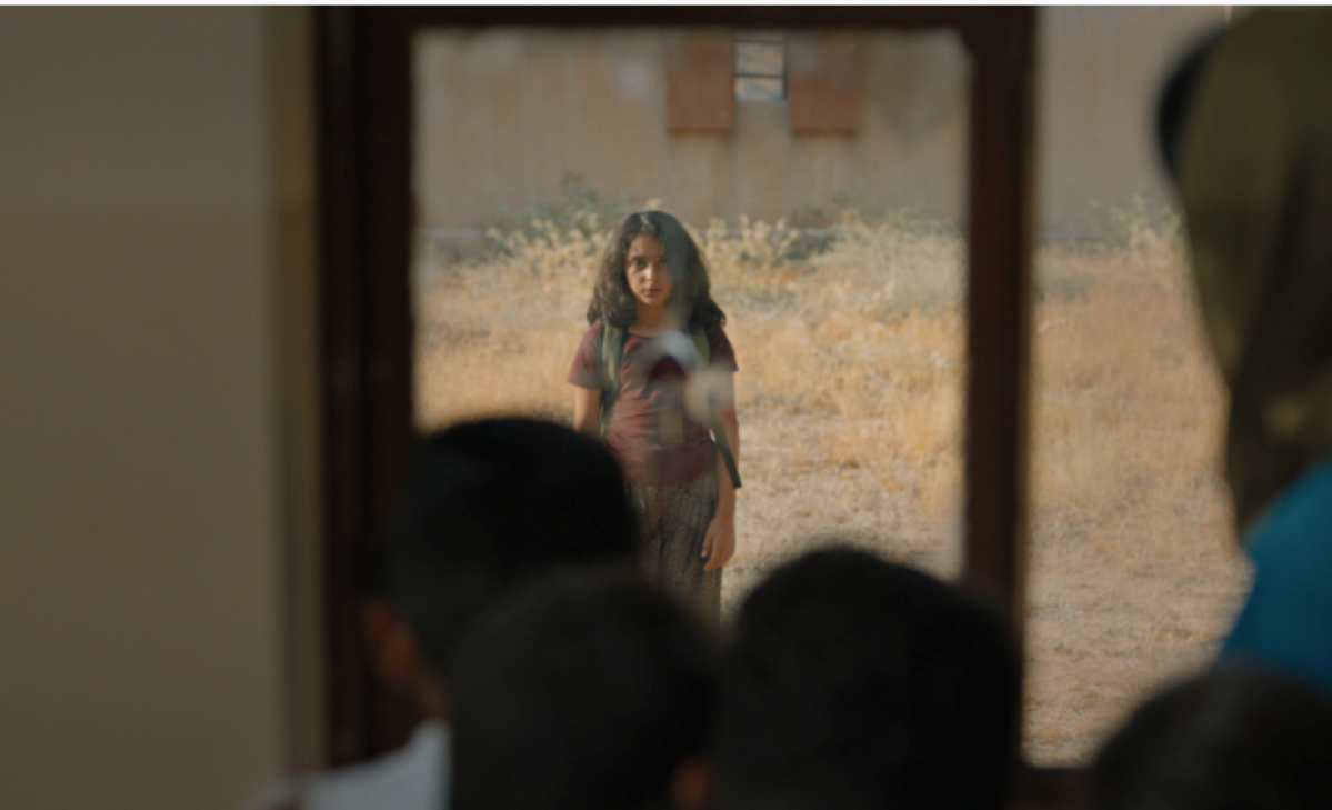 I denne scenen fra Silence ser den ikke-hørende hovedpersonen Bahar inn gjennom vinduet i et klasserom og "hører" at elevene sier stygge ting om henne. Dette grepet er gjort for å få fram jentas subjektive virkelighetsforståelse.  Det hun ikke lenger hører, må hun forestille seg. 